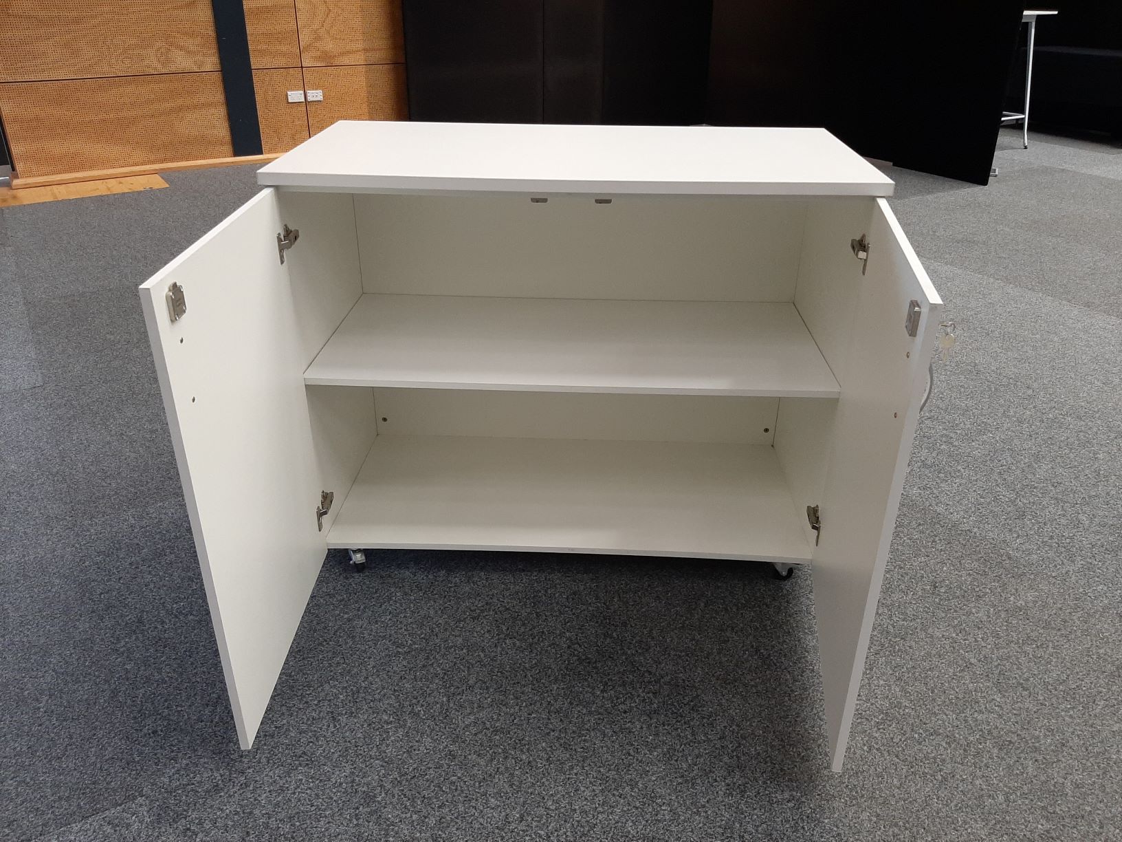 CABINET LOCKABLE WHITE ON CASTERS